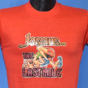 80年代ジョギングラストマイルグリッターアイロン接着面白い漫画ユーモアランレースTシャツS