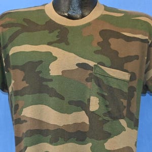 80s Woodland Camouflage Green Brown Camo Duck Bay Pocket t-shirt Medium