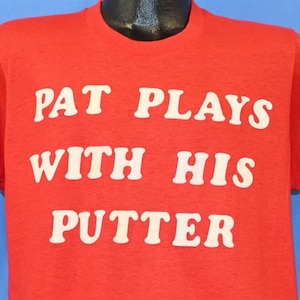 80s Pat brinca com seu taco de golfe engraçado piada felpuda ferro em camiseta grande