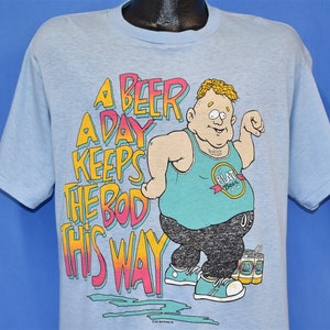 80年代風ビール1日1杯で体型維持 おもしろ漫画風ユーモアジョークTシャツ Lサイズ