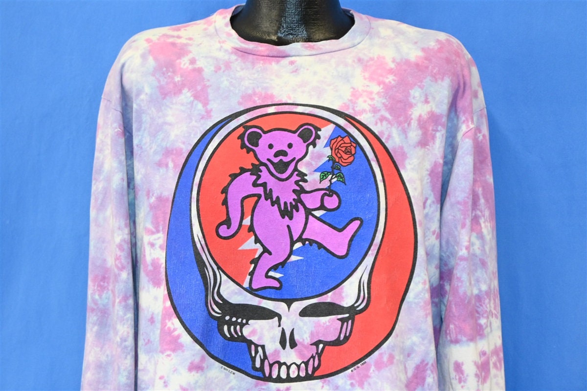 Completed a little project this weekend. Combined two of my favorites,  Grateful Dead and vintage LV. Inspired by the iconic Skull & Roses  illustration. I hand painted it on a mid 80's