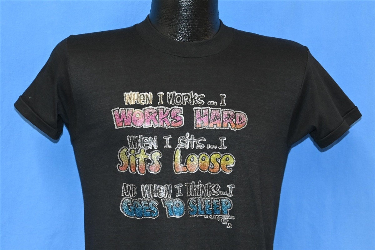 Camiseta preta com glitter dos anos 80, quando eu trabalho duro, eu sento solto, pequena