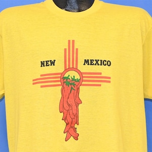 Camiseta amarilla con el símbolo Zia de los chiles y la bandera del estado de Nuevo México de los años 80, talla grande