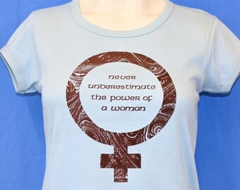 70er Jahre Unterschätzen Sie niemals die Kraft einer Frau Venus Symbol Feminismus Damen T-Shirt S