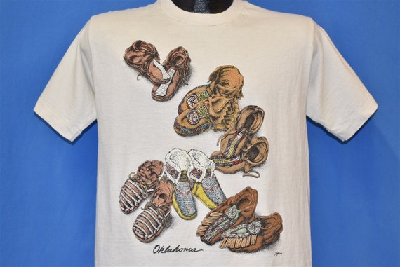 Lykkelig psykologi affald 90s Oklahoma Native American Moccasin Shoes Off-white T-shirt - Etsy