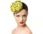FAIT à l'ordre vert Pillbox Fascinator avec des grenouilles, casque Style années 1950 avec des grenouilles et Couronne