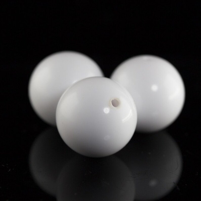 20mm round bead in white 2Pcs