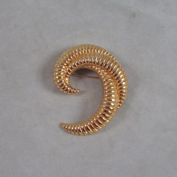 Monet Curl Swirl Brooch Gold Tone Pin Jewelry Sig… - image 1