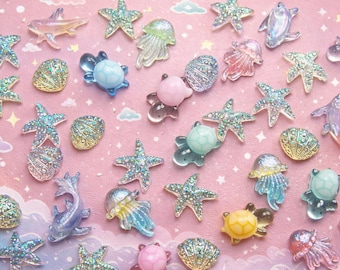 50 piezas mixtas "bajo el mar": pequeñas sirenas, estrellas de mar, conchas, medusas, tortugas, adornos de resina para decoración de uñas.