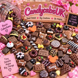 Könnte beinhalten: Eine Sammlung von Miniatur-Harz-Cabochons in Form von Schokoladenleckereien, Keksen und Donuts. Das Set enthält Schilder mit der Aufschrift CandycabsUK, Small Details Big Creations Be Happy, Craft Create Be Happy und Tiny Details Make Big Things.