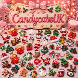 Könnte beinhalten: Eine Sammlung kleiner, bunter weihnachtlicher Harz-Cabochons mit Motiven wie Weihnachtsmann, Rentieren, Lebkuchenmännern, Engeln, Schneemännern, Tannenbäumen, Kränzen, Zuckerstangen und Geschenken unter einem Schild mit der Aufschrift CandycabsUK.