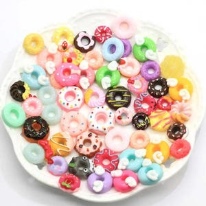 Groothandel bulk kopen 100 stuks nep-rekwisieten donuts taarten nep voedsel gemengd snoephars plaksteen 3D 15 mm x 20 mm
