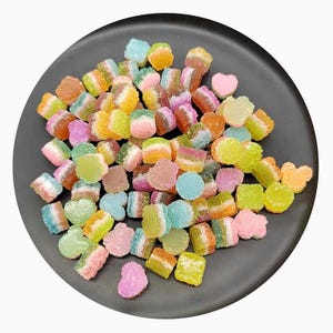 Vente en gros, achat en gros de 100 faux accessoires, mélange de bonbons « enrobés de sucre » givrés, faux aliments, bonbon mélangé en résine Flatback 3D 16 mm