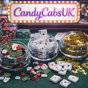 Pode incluir: Uma imagem com decorações temáticas de cassino. Três potes de vidro transparente são preenchidos com confetes em forma de cartas de baralho e dinheiro. Fichas de cassino e cartas de baralho estão espalhadas ao redor dos potes. A placa acima diz "CandyCabsUK".