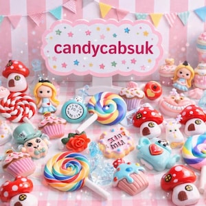 Puede incluir: Una colección de figuras en miniatura y dulces coloridos y caprichosos, que incluyen piruletas, cupcakes y casas de hongos. La imagen presenta el texto "candycabsuk" sobre un fondo a rayas rosas y blancas.