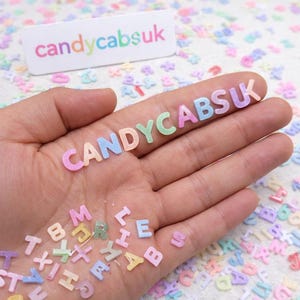 100 Stück klitzekleine gemischte Harz A-Z Buchstabe Wort Alphabet Formen für Nail Art Charms Harz Handwerk DIY 5 mm-6 mm