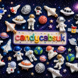 Könnte beinhalten: Eine Sammlung von Weltraum-Themenfiguren und Dekorationen, darunter Astronauten, Raketen, Planeten und UFOs, angeordnet auf einem Sternenhintergrund. Der Text "candycabsuk" wird in bunten Buchstaben angezeigt. Die Artikel sind in verschiedenen Farben, darunter Weiß, Gold, Blau und Rot.