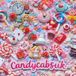 Può includere: Un assortimento colorato di caramelle e oggetti decorativi, tra cui lecca-lecca, cupcake e statuette a tema Alice nel Paese delle Meraviglie. L'immagine presenta una varietà di forme e colori, con il testo "Candycabsuk" in basso.