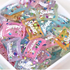 Vente en gros, achat en gros de 100 faux accessoires emballés, bonbons, bonbons, faux aliments, bonbon mélangé, résine, dos plat 3D, 17 mm x 25 mm