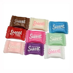 Vente en gros, achat en gros de 100 faux accessoires emballés, bonbons, bonbons, faux aliments, bonbon mélangé, résine, dos plat 3D, 15 mm x 23 mm