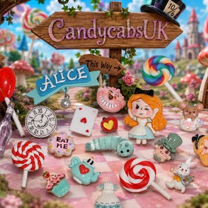 Peut inclure: Une scène fantaisiste avec des miniatures sur le thème d'Alice au pays des merveilles. Comprend une enseigne "CandycabsUK", une horloge, une carte à jouer, des sucettes et des figurines d'Alice, d'une chenille et d'un lapin. La scène est dans un jardin coloré.