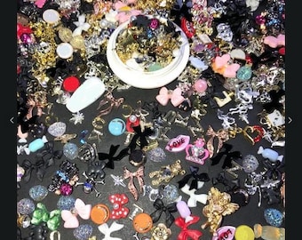 50 pezzi di strass misti in lega, casuali, per nail art, a forma di fiori, cuori e fiocchi.