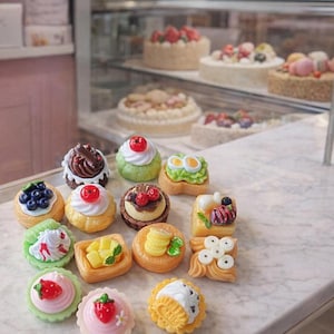 10 deliciosos pasteles de crema falsos cubiertos con pasteles de frutas, platos y cuencos de comida falsos, juego de muñecas, no comestibles, 20 mm, 3D, resina no plana.
