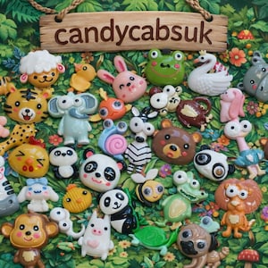 Puede incluir: Una colección de adornos de resina coloridos con forma de animales, incluyendo un tigre, un panda, una rana y un oso, dispuestos sobre un fondo verde y floral. El letrero de madera en la parte superior dice "candycabsuk".