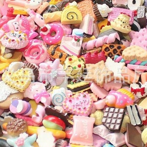 Può includere: Una grande collezione di ciondoli per alimenti in miniatura colorati, tra cui ciambelle, torte, biscotti e caramelle. I ciondoli sono in plastica e sono perfetti per decorare artigianato, gioielli e altri progetti.