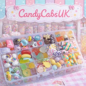 150 piezas de dulces de resina mixtos, pasteles, donas falsas, helados y dulces, además de una caja de almacenamiento. Kit de bricolaje para cabujones, decoden, kawaii y manualidades con base plana.