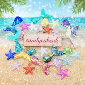 Könnte beinhalten: Eine Ansammlung von Meerjungfrauenschwanz-Anhängern, Seesternen und Muscheln in verschiedenen Farben, darunter Blau, Rosa und Gelb. Die Charms sind auf einem sandigen Strandhintergrund mit dem Text "candycabsuk" auf einem Holzschild angeordnet.