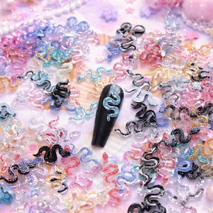 50 Stück gemischte winzige Glitzerharz rutschige Schlangen Nail Art Charms Kunstharz Handwerk DIY 16 mm