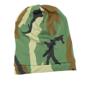 Può includere: Un berretto di lana mimetico verde, marrone e nero.