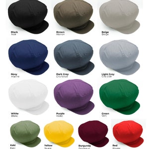 Peut inclure: Un ensemble de 12 casquettes plates de différentes couleurs. Les casquettes sont faites d'un tissu doux et confortable et ont un design classique et intemporel.