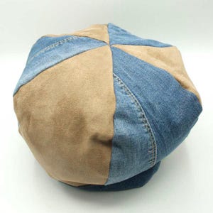 Può includere: Un cappello a patchwork marrone e blu in denim e pelle scamosciata.