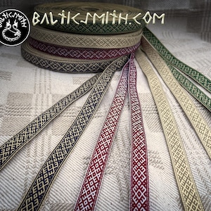 Puede incluir: Cintas tejidas en varios colores, incluyendo verde, burdeos y beige, con un patrón geométrico repetitivo. Algunas cintas están enrolladas, otras extendidas. La imagen incluye el texto "BALTICSMITH.COM" y un logotipo.