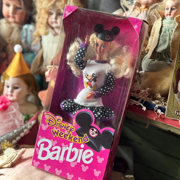 Vintage Euro Disney Weekend Barbie doll 1993 Mattel fashion doll in box