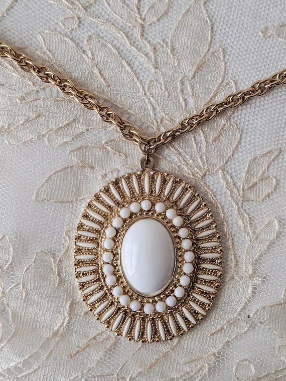 Vintage pendant necklace gold toned metal white r… - image 3