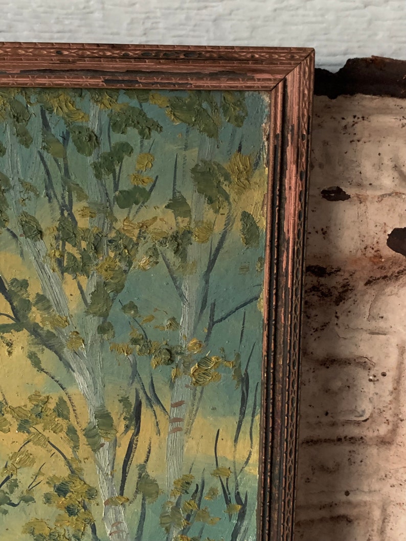 Peut inclure: Une peinture encadr&eacute;e repr&eacute;sentant une sc&egrave;ne de for&ecirc;t avec des arbres et un ciel bleu. Le cadre est en bois brun fonc&eacute; avec une bordure d&eacute;corative.