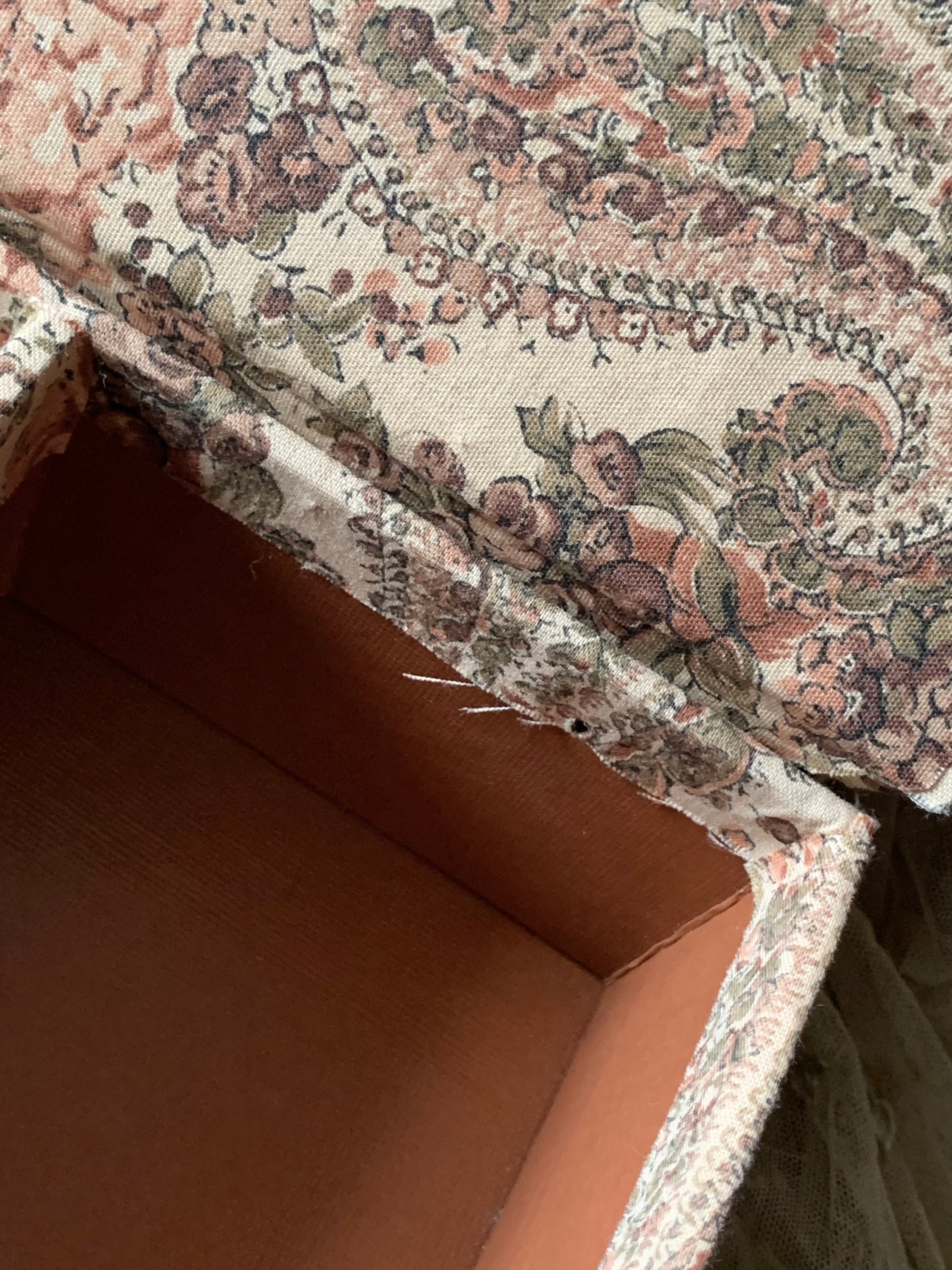アンティーク雑貨 Floral Fabric Box . Vintage Floral Fabric Box Small Flower Fabric Covered