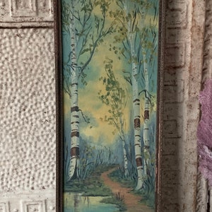 Peut inclure: Une peinture encadr&eacute;e repr&eacute;sentant une sc&egrave;ne de for&ecirc;t avec des bouleaux, un chemin et un petit &eacute;tang. La peinture est r&eacute;alis&eacute;e dans un style r&eacute;aliste avec des couleurs douces. La signature de l'artiste est visible en bas &agrave; droite.