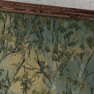 Peut inclure: Un gros plan sur une peinture repr&eacute;sentant une sc&egrave;ne de for&ecirc;t avec un fond bleu-vert et des troncs d'arbres blancs. Les arbres sont peints dans un style l&acirc;che et bross&eacute;, cr&eacute;ant un sentiment de mouvement et de profondeur.