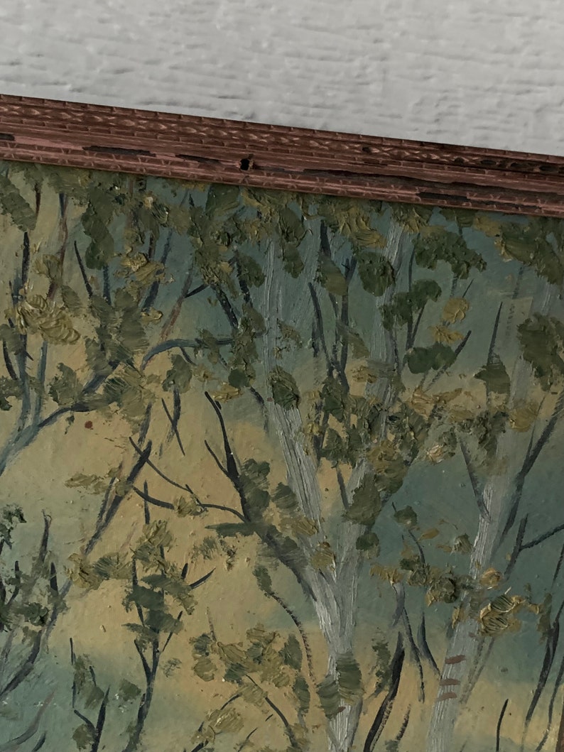 Peut inclure: Un gros plan sur une peinture repr&eacute;sentant une sc&egrave;ne de for&ecirc;t avec un fond bleu-vert et des troncs d'arbres blancs. Les arbres sont peints dans un style l&acirc;che et bross&eacute;, cr&eacute;ant un sentiment de mouvement et de profondeur.