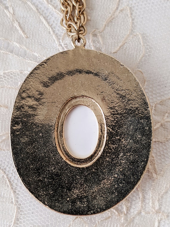 Vintage pendant necklace gold toned metal white r… - image 8