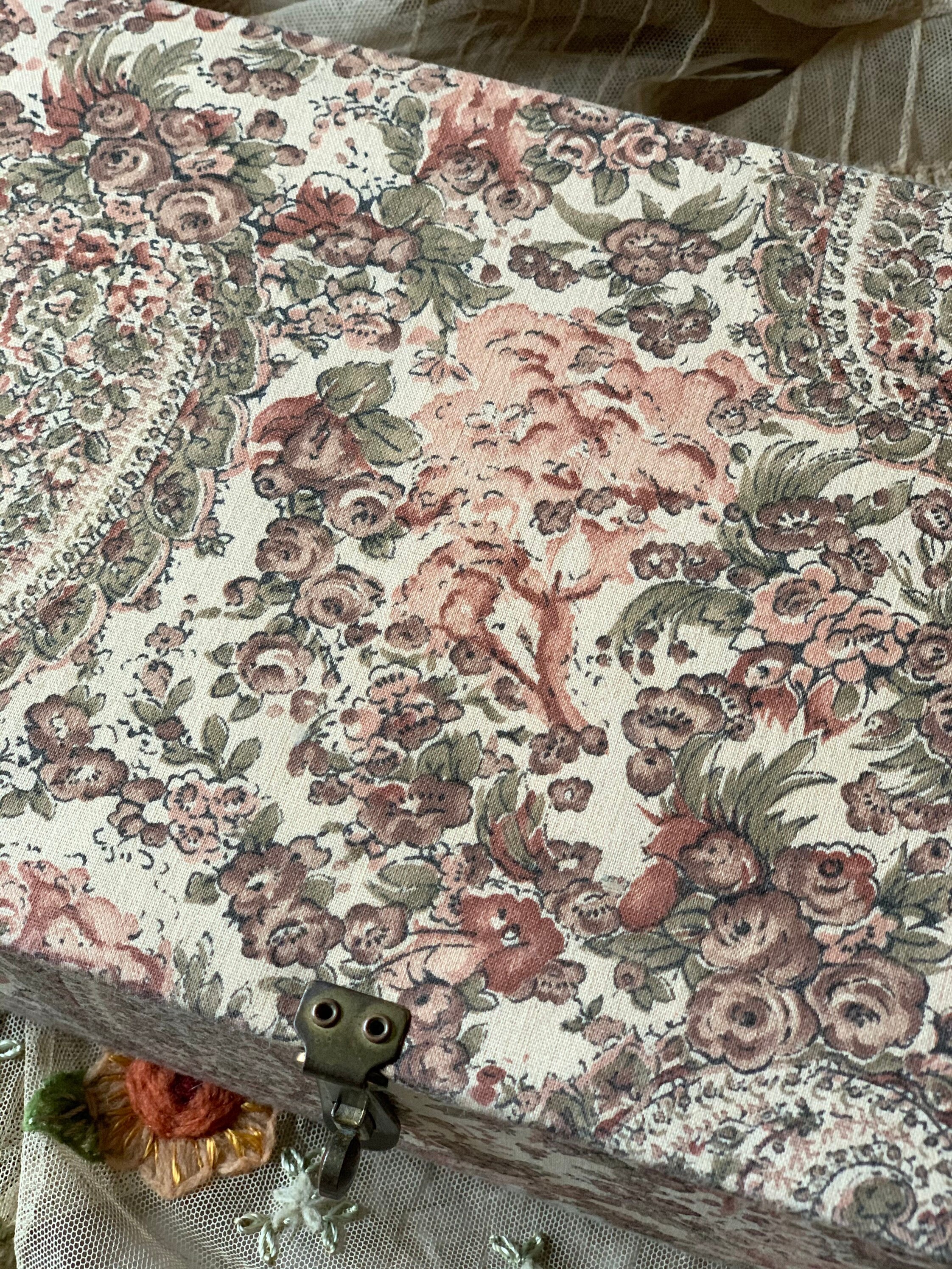 アンティーク雑貨 Floral Fabric Box . Vintage Floral Fabric