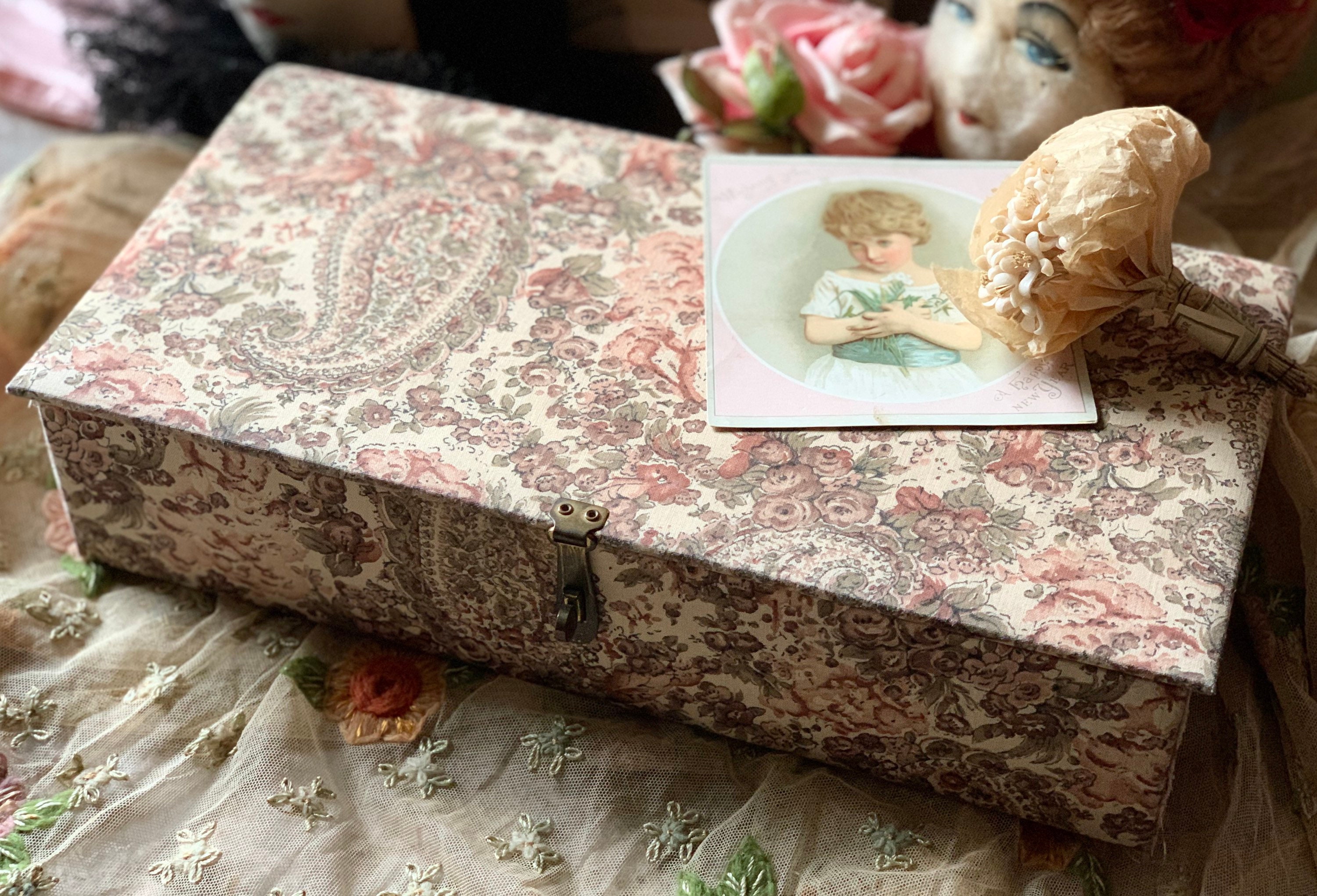 アンティーク雑貨 Floral Fabric Box . Vintage Floral Fabric Box Small Flower Fabric Covered