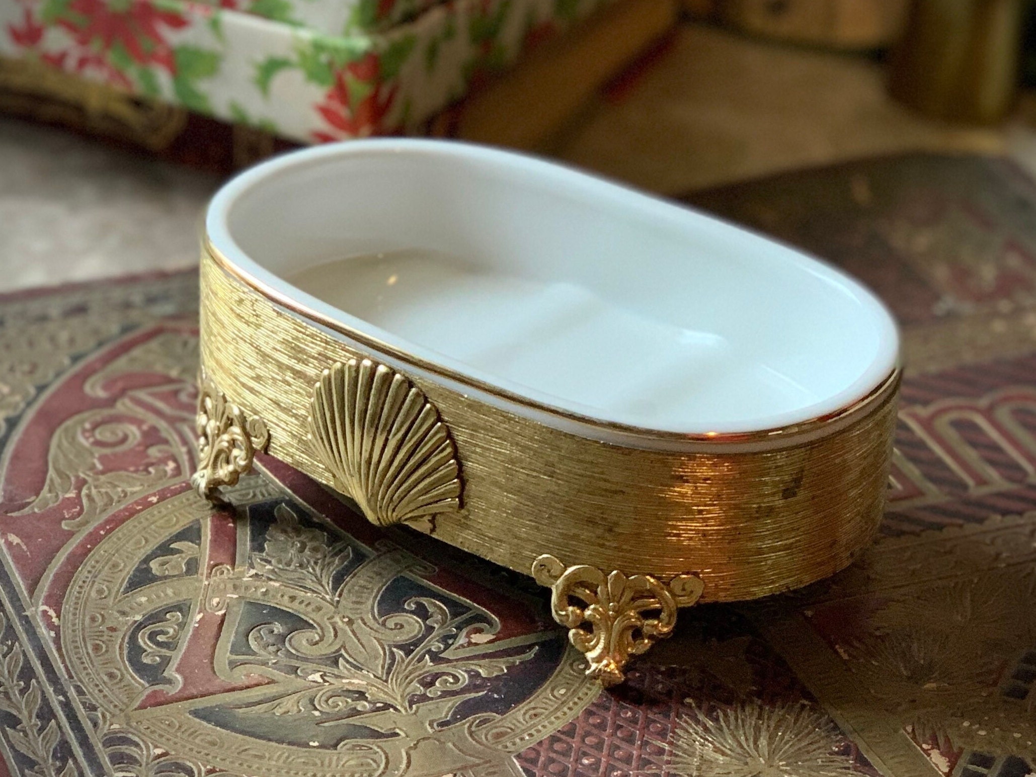 Vintage Soap Dish Holder Retro Porcelain Stylebuilt Gold Tone Metal Footed  Shell Bathroom Display Tray 5.75 Inch Long 