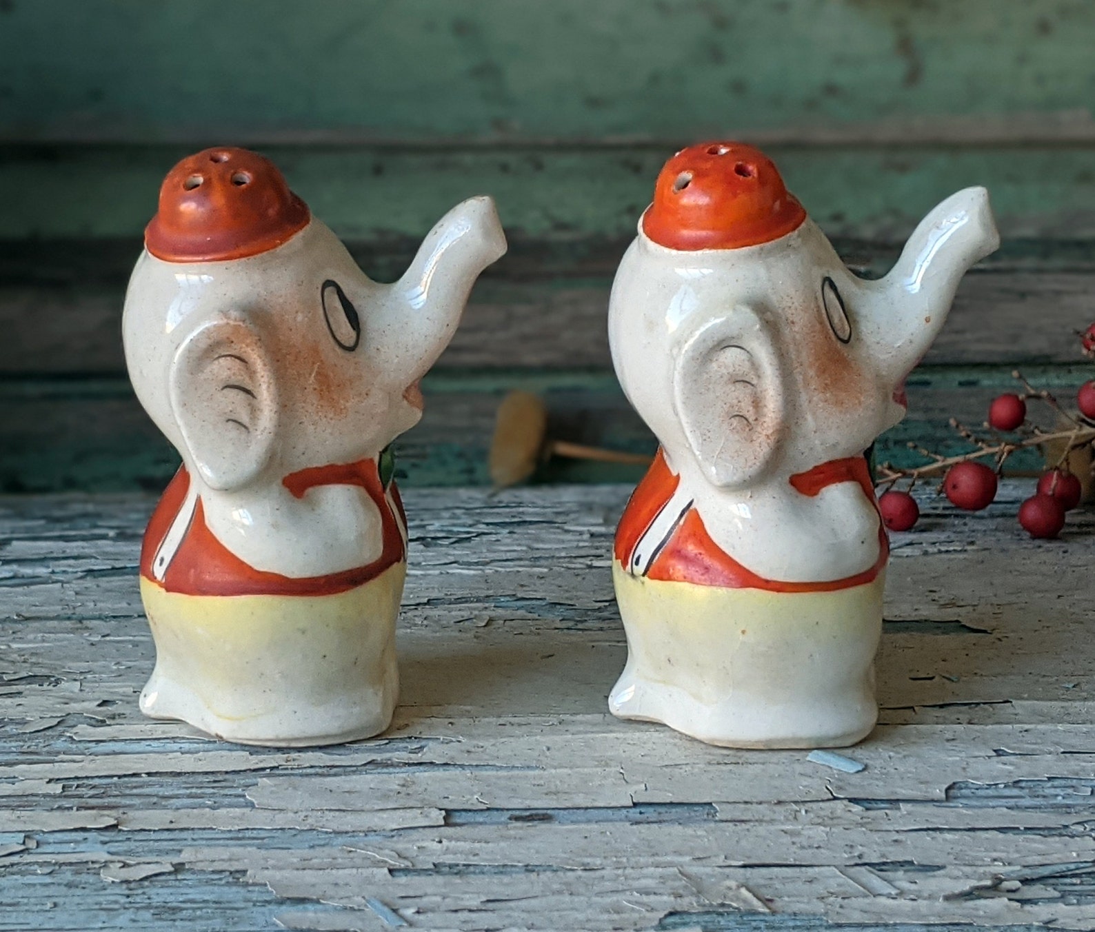 Vintage pair elephant salt and pepper shakers Etsy