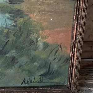 Peut inclure: Une peinture encadr&eacute;e repr&eacute;sentant une sc&egrave;ne de paysage avec des arbres verts et un fond brun. La peinture est sign&eacute;e "M. Hilditch" et dat&eacute;e de "1933".