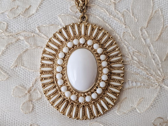Vintage pendant necklace gold toned metal white r… - image 5